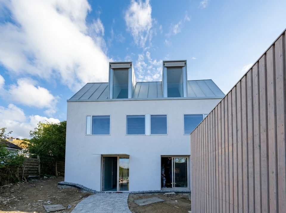 Extérieur résidentiel moderne avec maison contemporaine à toit en tuiles anthracite et skylight