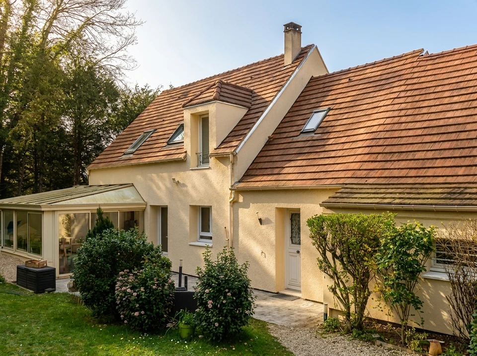 Chantier de rénovation extérieure d'une habitation avec travaux d'isolation thermique par l'extérieur en cours
