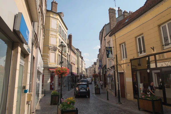 Vue aérienne ou photographique d'une zone résidentielle typique de la banlieue parisienne (Essonne, Seine-et-Marne ou Val-d'Oise) montrant plusieurs maisons individuelles avec leurs toitures et façades visibles, sous un éclairage naturel de jour. L'image doit capturer l'essence des zones d'intervention de BATI PRESTO : habitat pavillonnaire varié, architecture caractéristique de l'Île-de-France des années 80-2000, avec suffisamment de détails pour évoquer la diversité des bâtiments sur lesquels l'entreprise intervient. La perspective peut être aérienne modérée (survol à faible altitude) ou au sol. Aucun texte, logo ou marqueur ne doit apparaître.